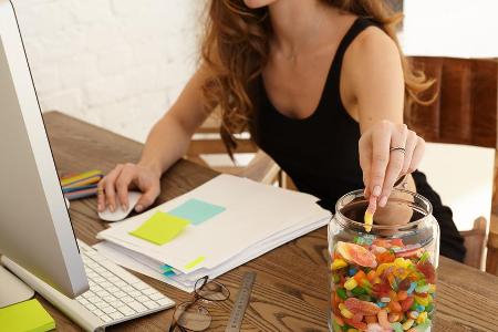 Im Homeoffice greifen viele Berufstätige häufig zu Süßigkeiten.