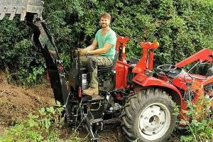 Baggern für das eigene Haus: Thore Schölermann packt selbst mit an
