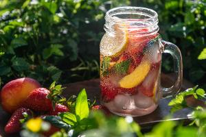 An extrem heißen Sommertagen ist es besonders wichtig, viel Flüssigkeit zu sich zu nehmen.