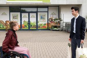 "Rote Rosen": Freddy kann sich nicht länger zurückhalten und gesteht Pia, dass er sie liebt