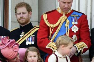 Prinz Harry (l.) mit seinem Bruder Prinz William, dessen Ehefrau Herzogin Kate und den Kindern Prinzessin Charlotte und Prin...