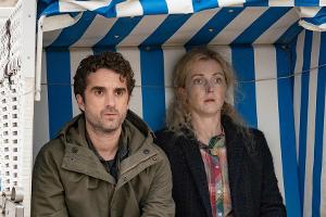 "Nord Nord Mord: Sievers und die Tote im Strandkorb": Hinnerk (Oliver Wnuk) setzt sich direkt neben die Leiche von Marion Ca...