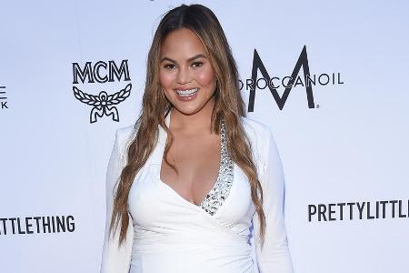 Chrissy Teigen zeigt beim Backen viel Dekolleté.
