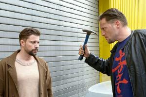 "GZSZ": Johns (l.) Verdacht, dass Torben Kunze gewalttätig ist, scheint sich zu bestätigen.