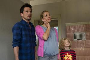 "Handwerker und andere Katastrophen": Stefan (Oliver Mommsen, l.), Silke (Tanja Wedhorn, M.) und ihr Sohn Jakob (Leopold Sch...