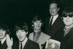 Brian Epstein (hinten) mit seiner Entdeckung des Jahrtausends, den Beatles.