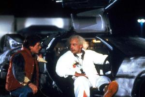 Marty (Michael J. Fox, l. ) und Doc (Christopher Lloyd) mit dem DeLorean in "Zurück in die Zukunft" (1985).