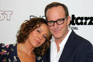 Jennifer Grey und Clark Gregg gemeinsam auf dem roten Teppich