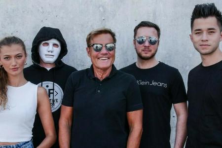 Dieter Bohlen (Mitte) mit Sängerin Leony (l.), Imanbek (mit Maske) und dem Produzentenduo Vize