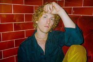 Fünf Jahre nach seinem Debütalbum "Wishes" ist Rhodes mit neuer Musik zurück.