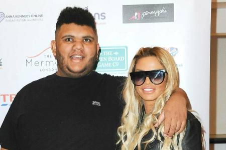 Katie Price und ihr Sohn Harvey bei einem Auftritt im Mai 2019 in London.