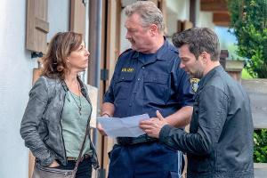 Nina Pokorny (Julia Cencig, l.), Alois Kroisleitner (Ferry Öllinger, M.) und Lukas Roither (Jakob Seeböck, r.) bei den Ermit...