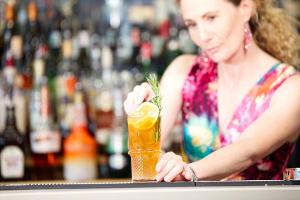 Ein fruchtiger Cocktail ist in der heißen Jahreszeit genau das Richtige.