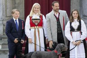 Die norwegische Kronprinzenfamilie grüßt mit einem Sommer-Shooting.