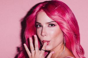 US-Sängerin Halsey mit pinker Perücke