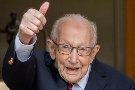 Kriegsveteran Tom Moore wird zum Ritter geschlagen.