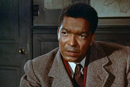 Earl Cameron in seiner Rolle als Dr. Robbins in dem Film 