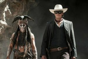 "Lone Ranger": Zusammen mit dem kauzigen Komantschen Tonto (Johnny Depp, l.) nimmt John Reid (Armie Hammer) Rache