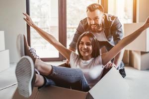 Damit das Zusammenziehen gelingt, sollten Paare kompromissbereit sein.