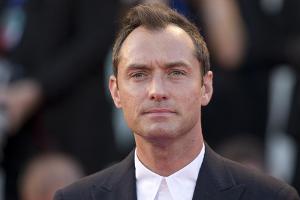 Jude Law könnte bald einen Schurken auf hoher See spielen.