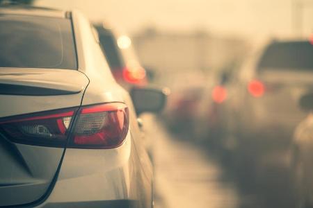 Welche Fahrzeuge sind künftig auf der Straße? In Deutschland werden weiterhin vor allem Benziner angemeldet.