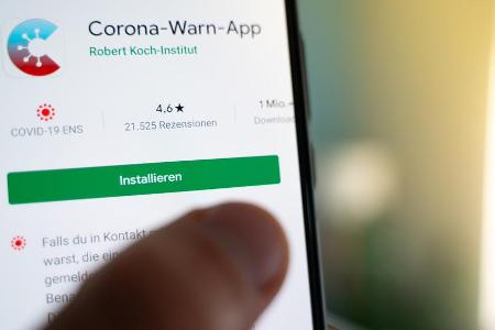 Ein Nutzer ist gerade dabei die Corona-Warn-App zu installieren.