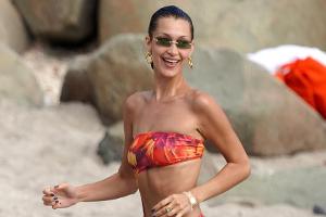 Farbintensive Bademode wie die von Bella Hadid muss richtig gereinigt werden.