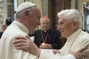 Papst Franziskus (l.) und Benedikt XVI. vor wenigen Jahren im Vatikan.