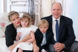 Fürst Albert II. von Monaco und Fürstin Charlène posieren mit ihren Zwillingen, Jacques und Gabriella, für das Familienfoto