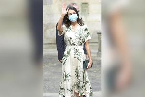 Königin Letizia von Spanien setzt auf florale Prints.