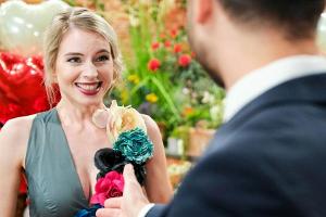 "Unter uns": Jana nimmt Pacos Antrag überglücklich an.