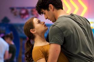 Joey King als Elle und Taylor Perez als Marco in "The Kissing Booth 2"