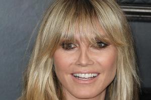 Heidi Klum zeigt bei Instagram ihren Kampf mit einer Jeanshose.