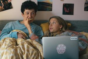 Moritz (Maximilian Mundt) verheimlicht seiner Freundin Lisa (Lena Klenke) sein Drogenbusiness.