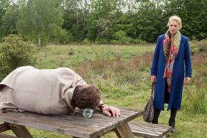 "Rote Rosen": Brittas  Entschlossenheit wird auf die Probe gestellt, als sie den derangierten Luke auf einer Bank findet