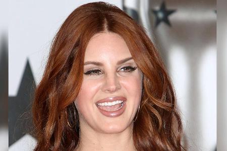 Sängerin Lana Del Rey behandelt ihre Ansätze mit Zitronensaft.