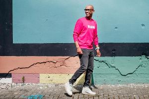 Amiaz Habtu spricht in seinem Podcast "Schnick Schnack SchNEU" über die Musikbranche.