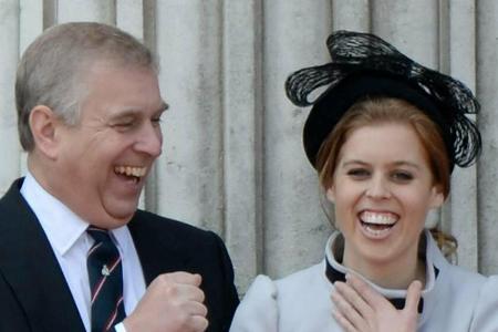 Prinz Andrew soll seine Tochter, Prinzessin Beatrice, zum Altar geführt haben.
