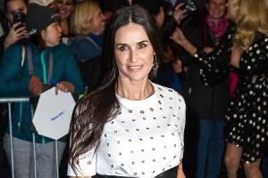 Demi Moore ist bekannt für ihre lange schwarze Haarpracht.