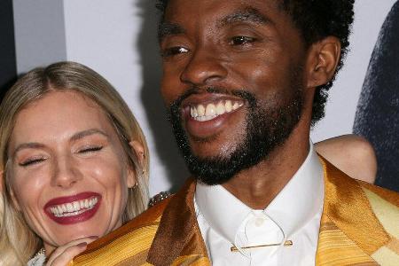 Chadwick Boseman und Sienna Miller bei der Premiere von 