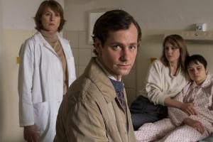 "Kranke Geschäfte": Marie (Felicitas Woll, 2.v.r.) und Armin Glaser (Florian Stetter, r.) hoffen auf schnelle Genesung ihrer...