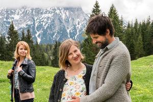 "Eine Almhütte für Zwei": Leonhard (Tom Beck) und Beate (Anna Drexler, Mitte) sind guter Hoffnung, Beates Mutter Hanna (Anet...