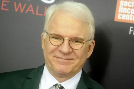 Steve Martin löst die Maskenfrage auf besondere Weise.