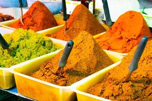 Man unterscheidet zwischen roter, grüner und gelber Currypaste.