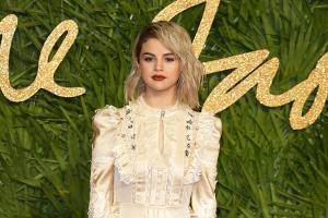 Selena Gomez wendet sich an Facebook-Gründer Mark Zuckerberg.