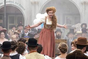 "Oktoberfest 1900: Aufbruch in ein neues Jahrhundert": Colina Kandl (Brigitte Hobmeier) hält eine Rede beim Biermadl-Streik ...