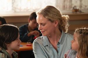 Nina Hoss mit ihren Filmtöchtern Katerina Lipovska (r.) und Adelina-Constance Ocleppo in "Pelikanblut - Aus Liebe zu meiner ...