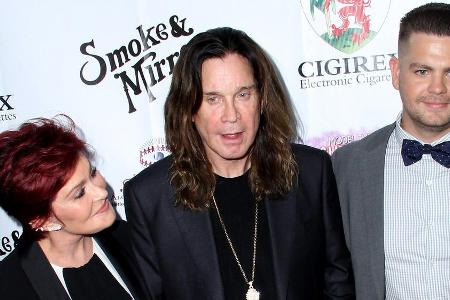 Jack Osbourne (re.) mit seinen Eltern auf dem roten Teppich.