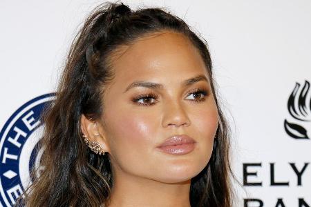 Chrissy Teigen muss derzeit, schwanger mit dem dritten Kind, das Bett hüten.