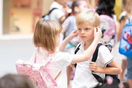 Prinz Jacques und Prinzessin Gabriella von Monaco beim ersten Schulalltag des neuen Jahres.